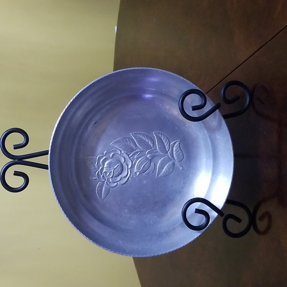 ALUMINUM 9"DISH W ROSE CENTER UNMARKED - Picture 4 of 4